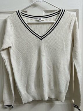 Uniqlo off white black striped trim v-neck long sleeve ribbed sweater